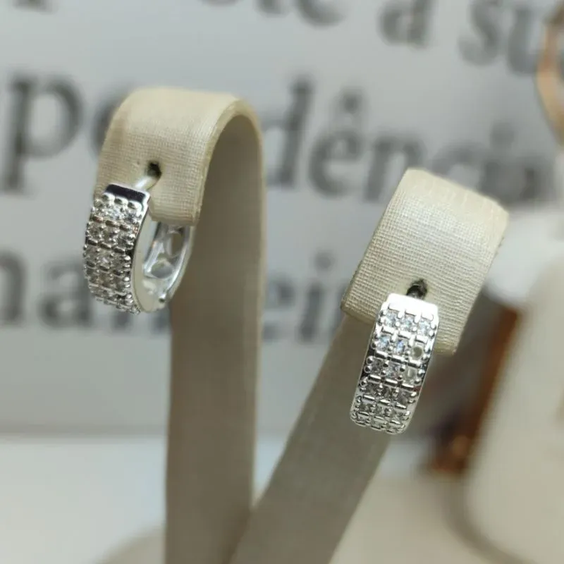 Argola Cravejada com Zircônias Banhada a Prata