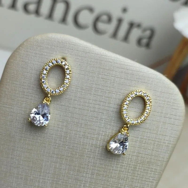 Brinco com Aro Cravejado e Zircônia em Gota Banhado a Ouro