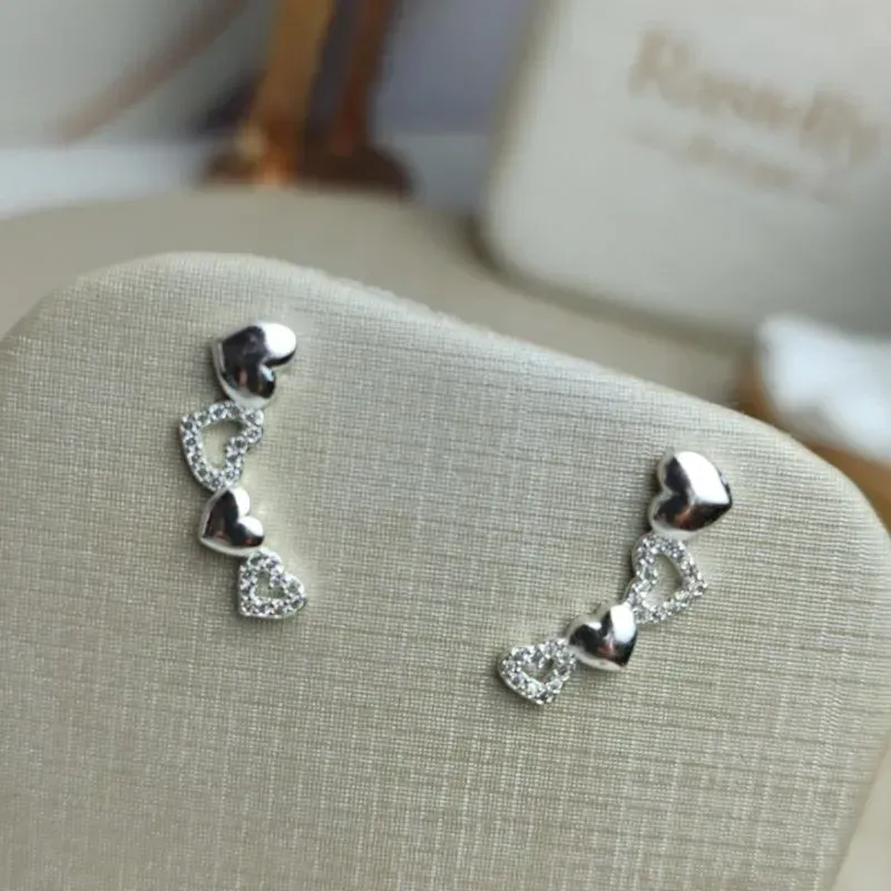 Brinco Ear Cuff de Coração Cravejado a Prata