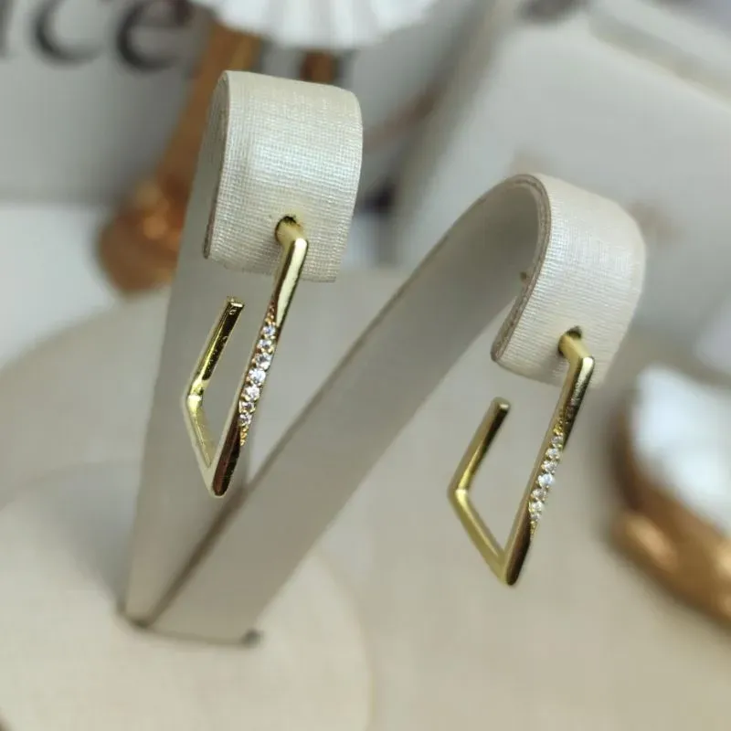Brinco Retangular Vazado com Zirconia Banhado a Ouro