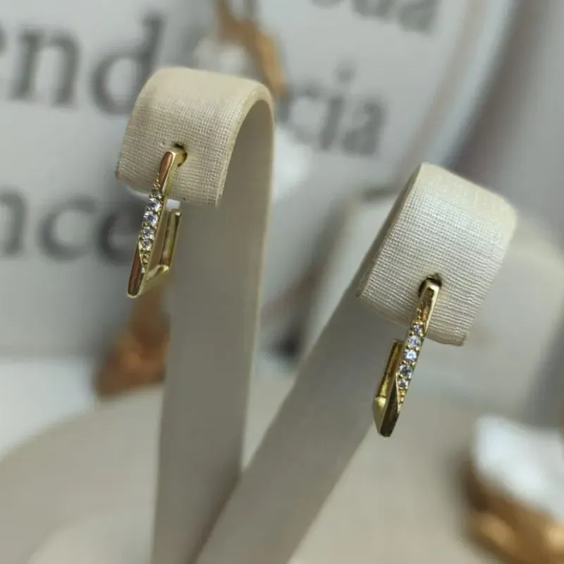 Brinco Retangular Vazado com Zirconia Banhado a Ouro