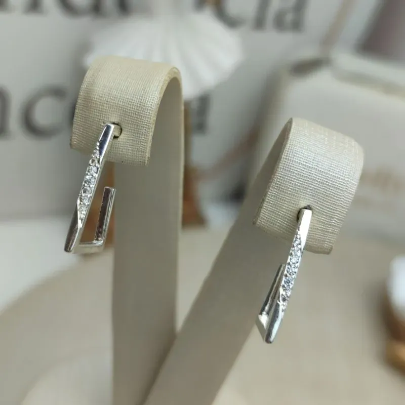 Brinco Retangular Vazado com Zirconia Banhado a Prata