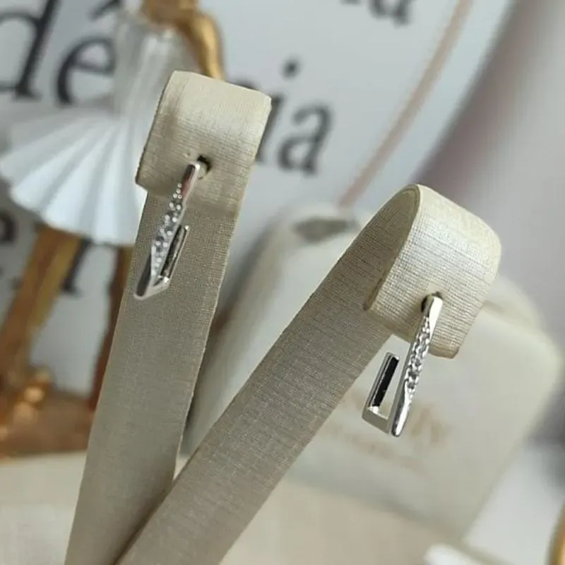 Brinco Retangular Vazado com Zirconia Banhado a Prata