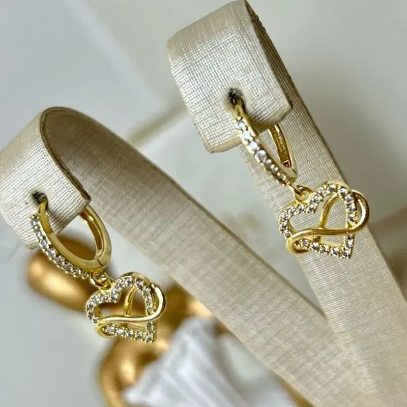 Argola Coração Infinito Cravejada Banhado a Ouro