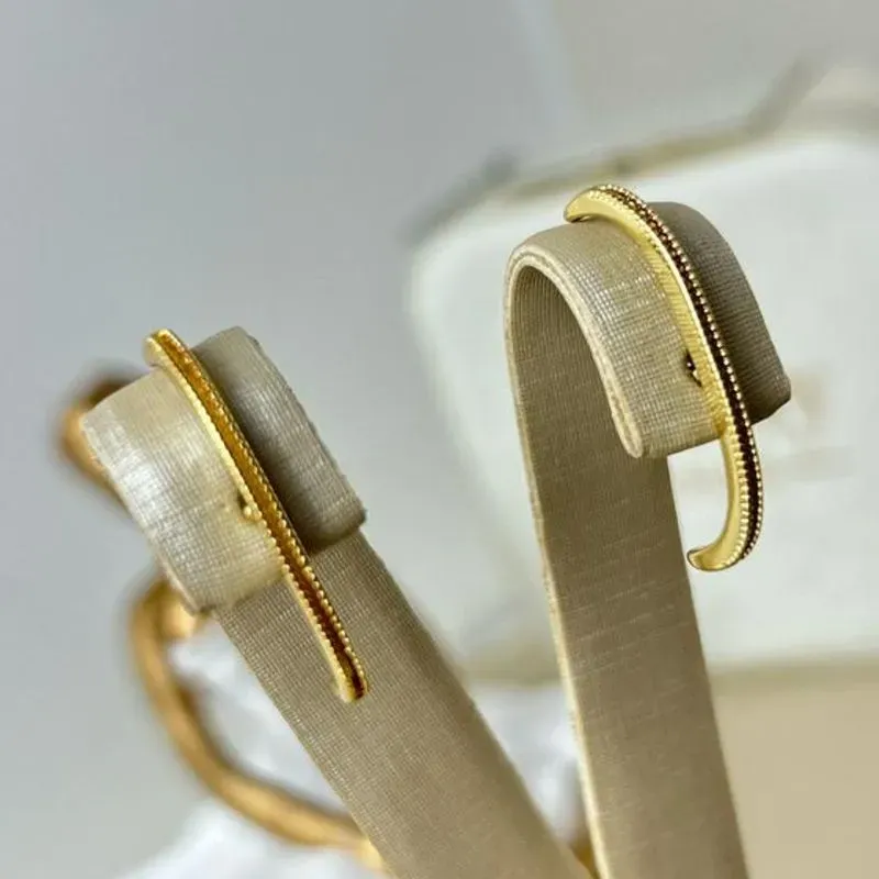 Brinco Ear Hook Ravena Banhado a Ouro