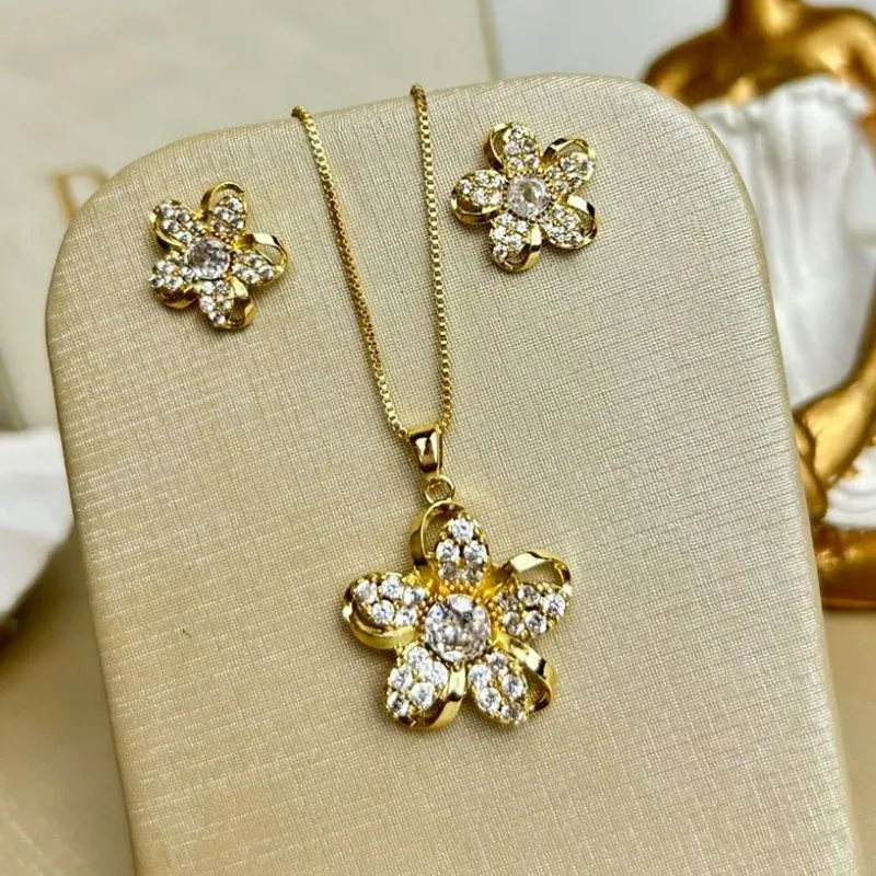 Conjunto Flor Cravejada Banhada a Ouro