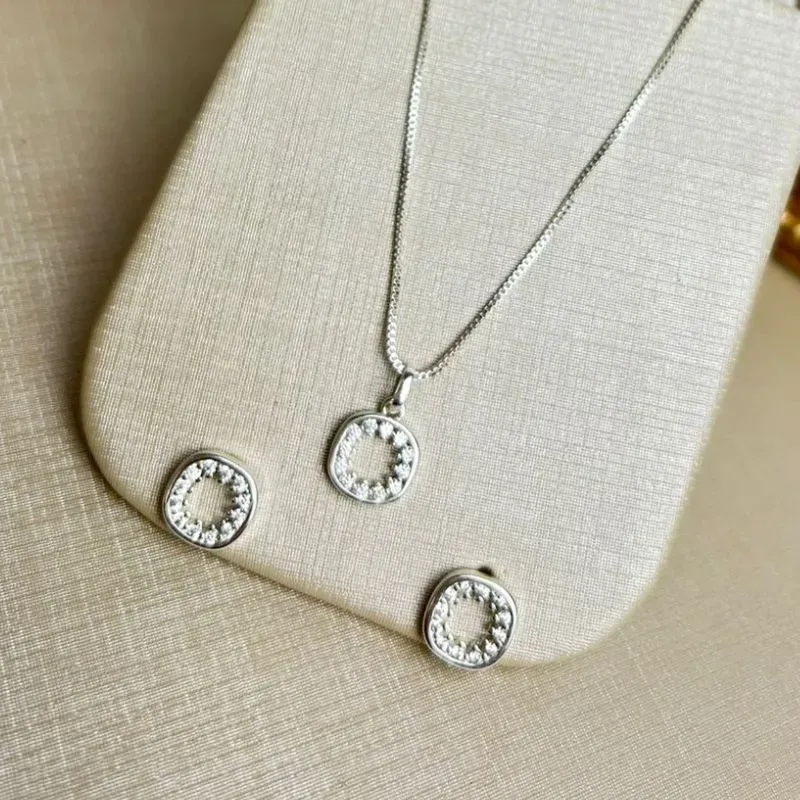 Conjunto Pequeno Quadrado Cravejado Banhado a Prata