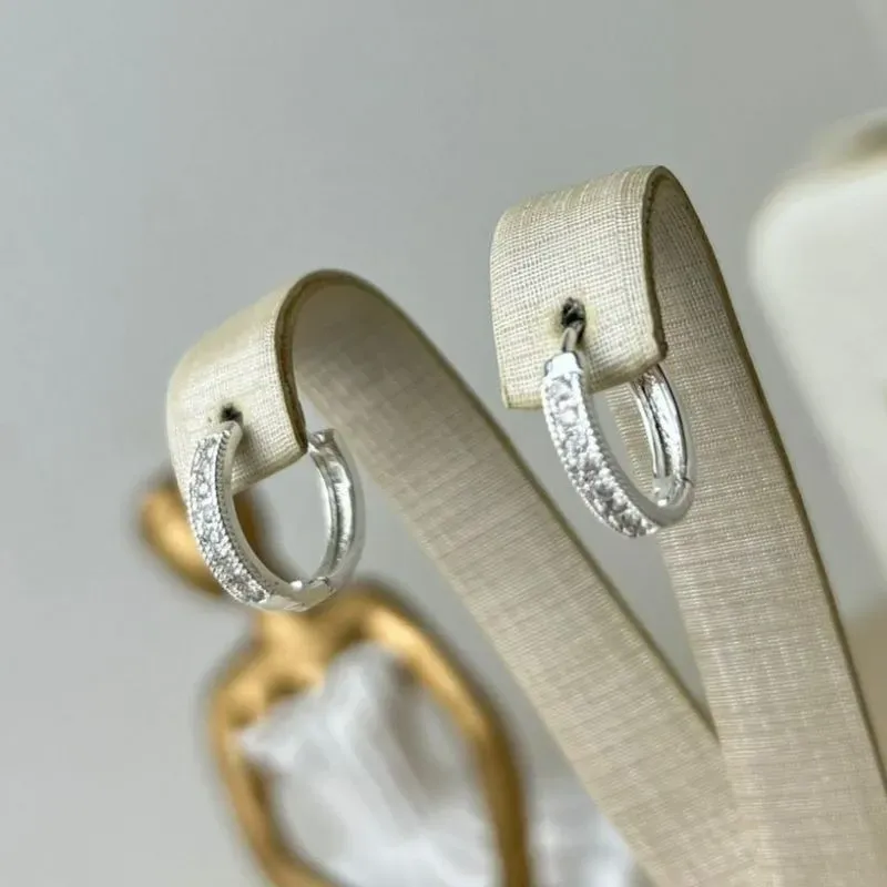 Argola Cravejada Banhada a Prata M