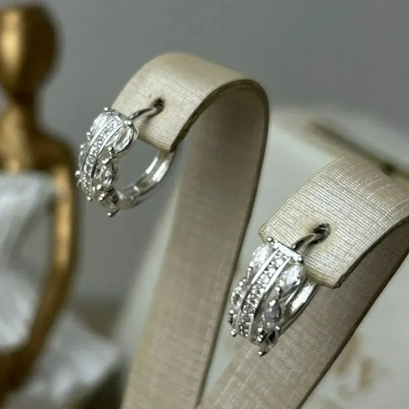 Argola Cravejada com Zircônia Navete