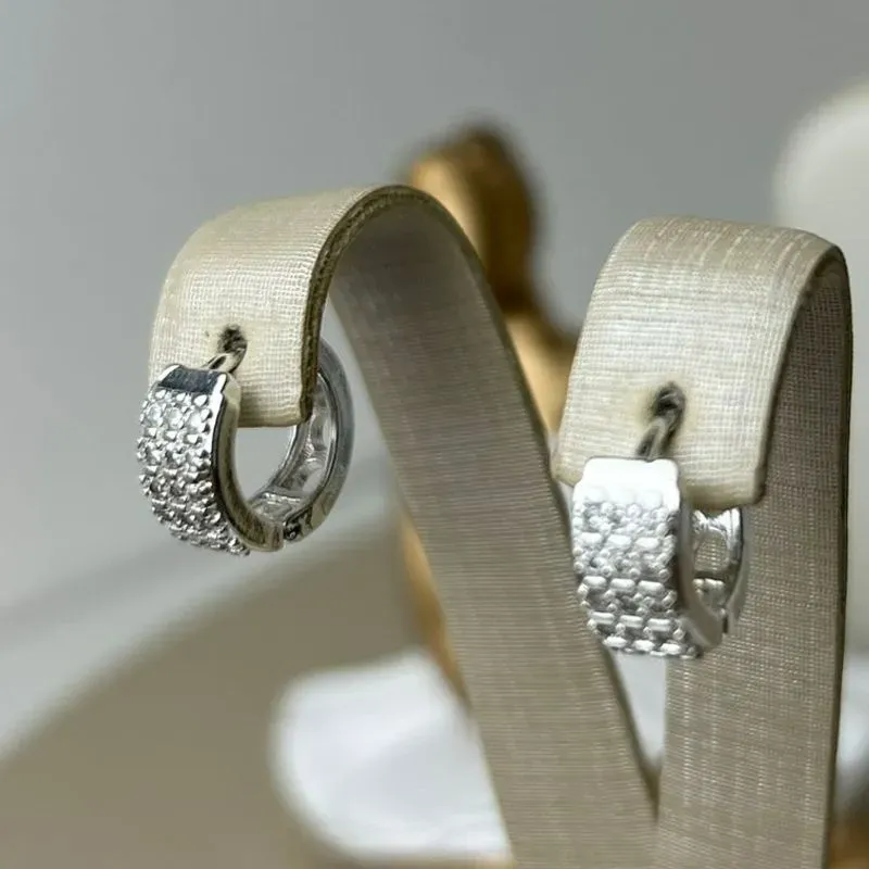 Argola Cravejada em Zirconias Banhada a Prata