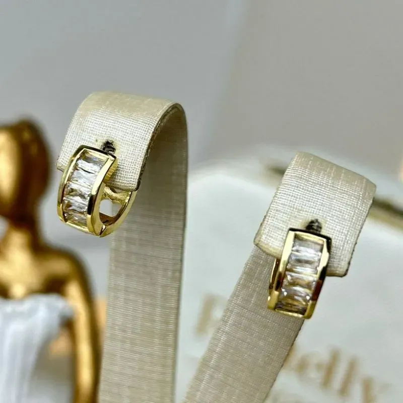 Argola Pequena Cravejada com Zircônia Carré Banhada a Ouro