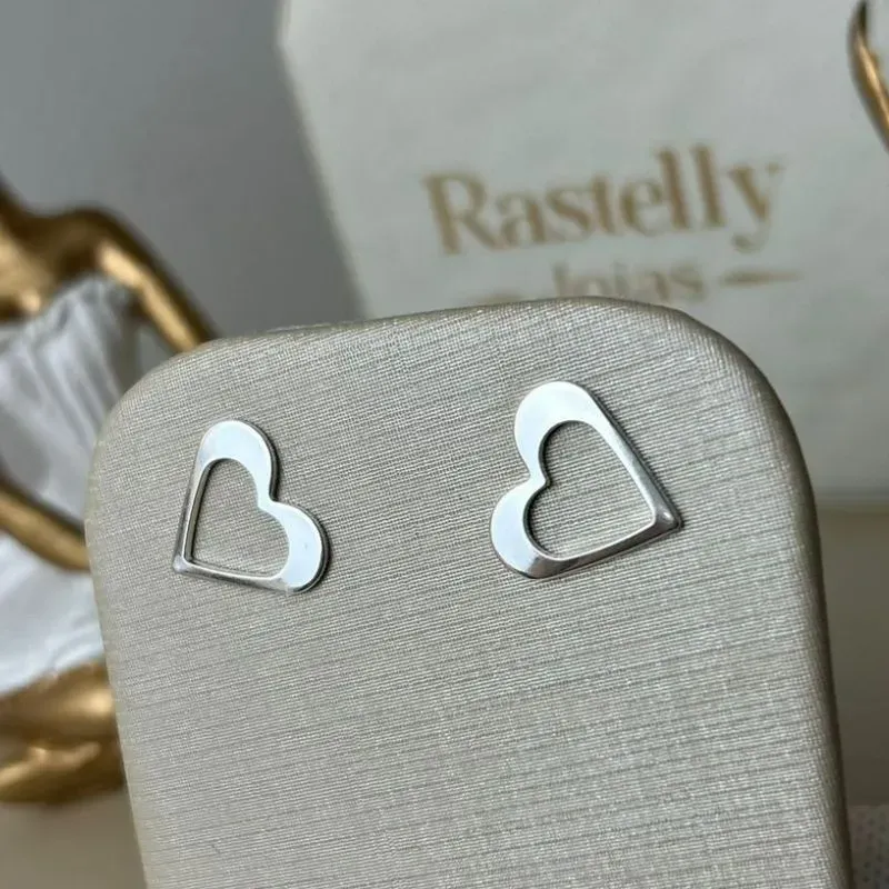 Brinco Coração Vazado  Banhado a Prata