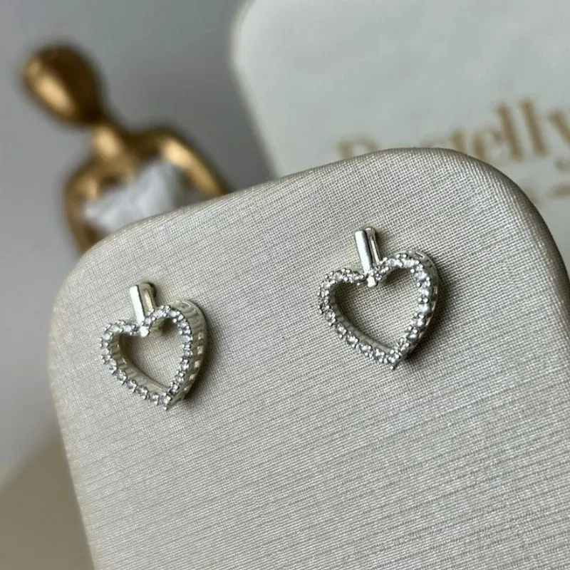 Brinco De Coração Vazado Cravejado