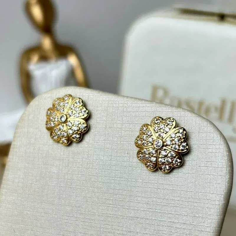 Brinco Flor Cravejada Banhado a Ouro