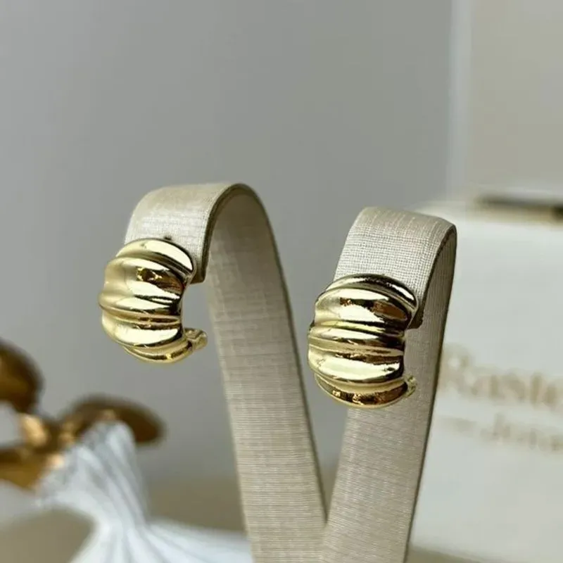 Brinco Oval com Estampa Ondulada Banhado a Ouro