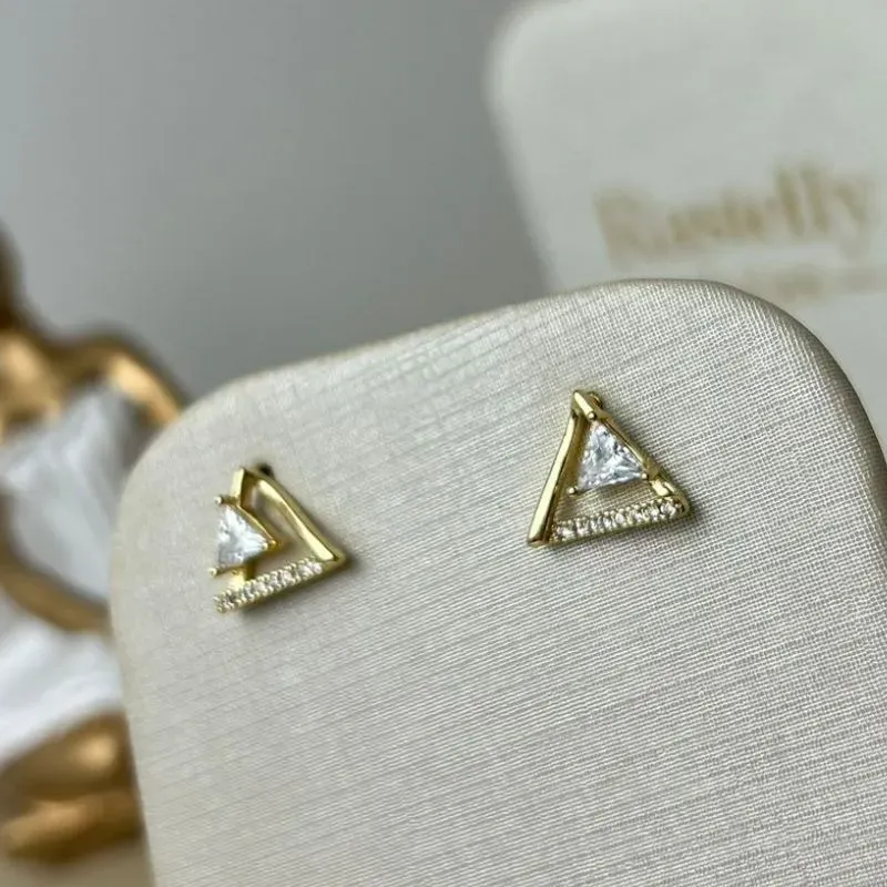 Brinco Triangulo c/ Zircônia