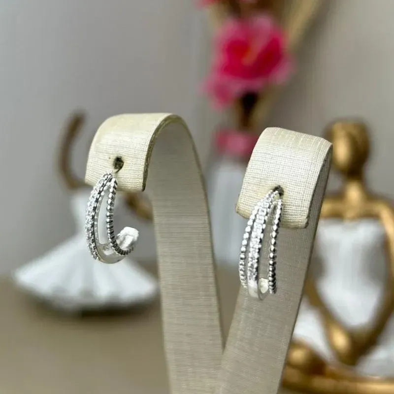 Brinco Meia Argola com Aro Triplo Cravejado Banhado a Prata