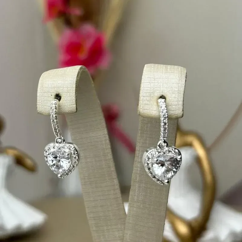 Brinco Zirconia Coração com Contorno Cravejado Banhado a Prata