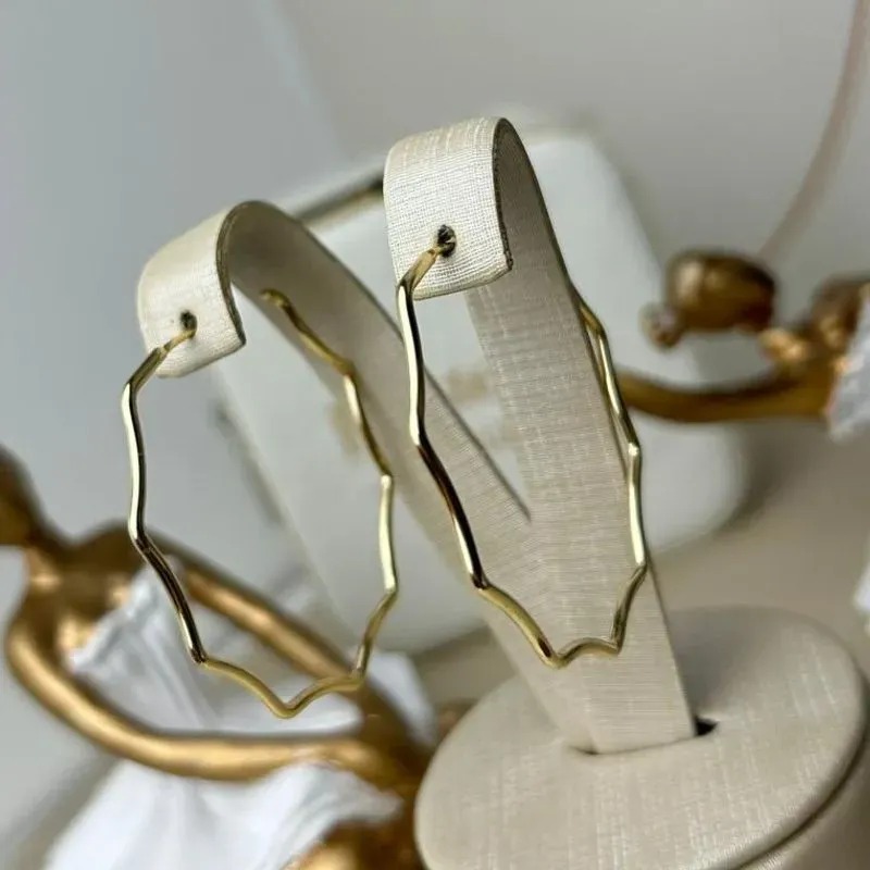 Brinco Meia Argola Ondulado Banhado a Ouro