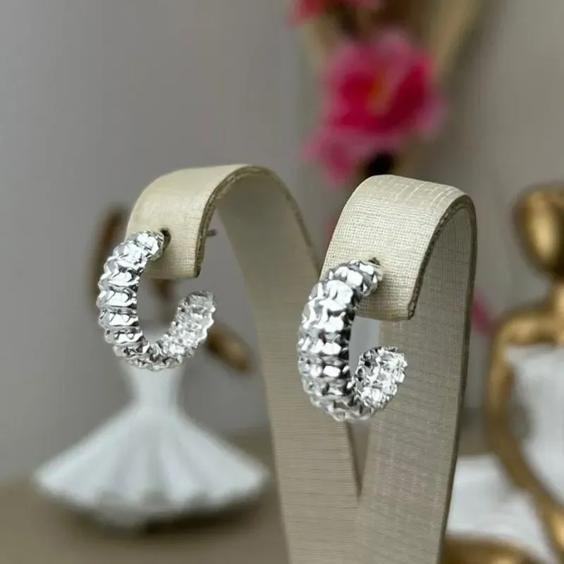 Brinco Meia Argola Sanfonado Banhado a Prata