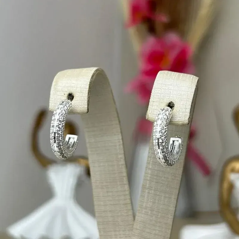 Brinco Pequeno Cravejado em Zirconia Banhado a Prata