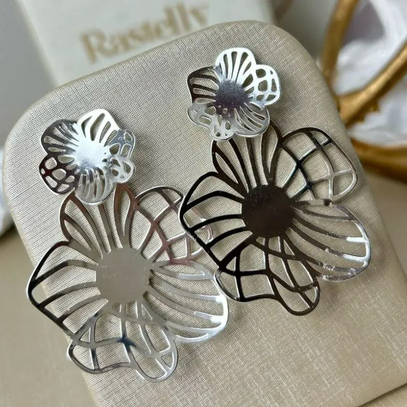 Brinco Flor Grande Banhado a Prata