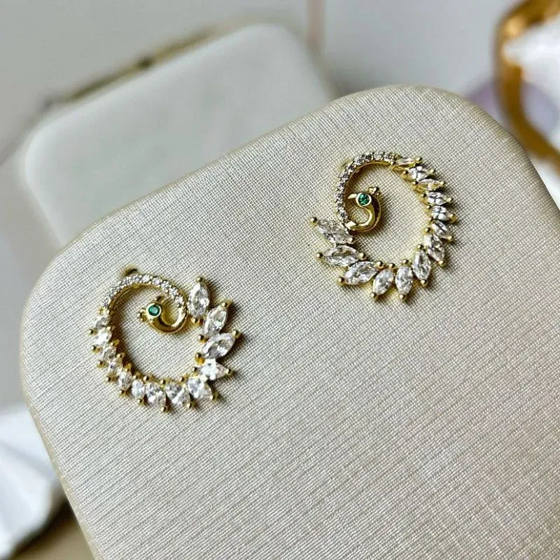 Brinco Pavão Cravejado Banhado a Ouro