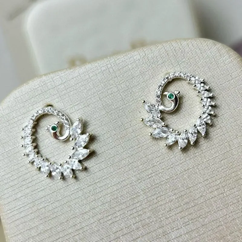 Brinco Pavão Cravejado Banhado a Prata