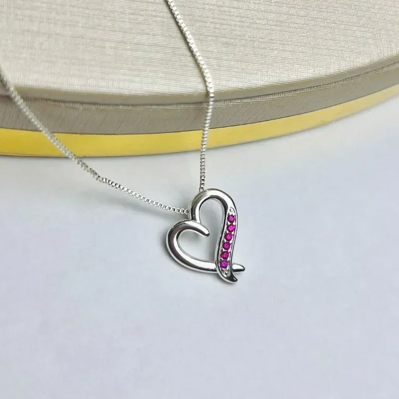 Colar Coração com Pedras Rosas Banhado a Prata