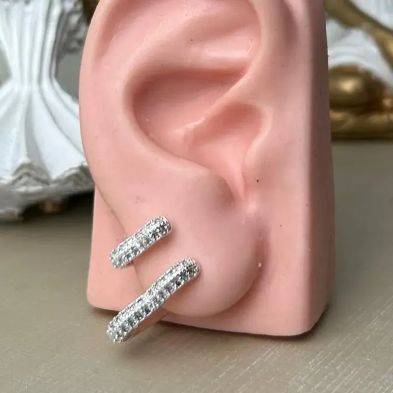 Dupla Argola Coração Cravejado Banhado a Prata