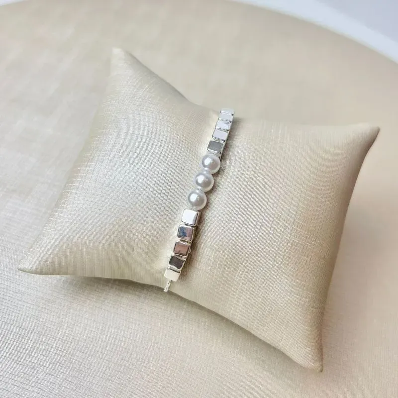 Pulseira Pérolas e Cubos Banhada a Prata