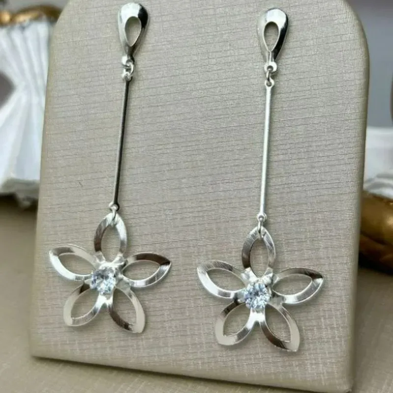 Brinco Flor Vazada Com Zirconia Banhada a Prata