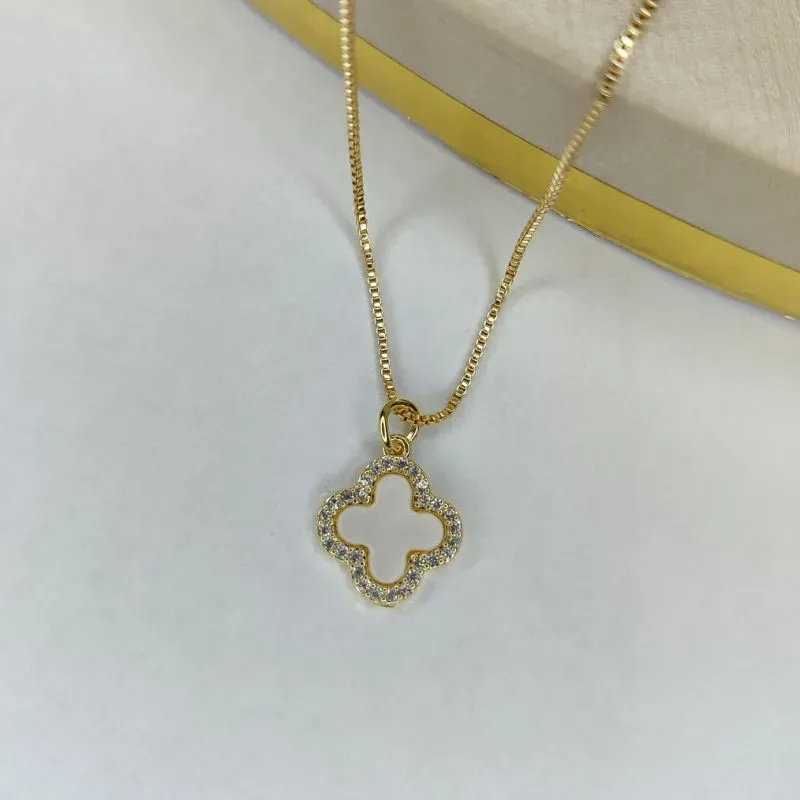 Colar Trevo Branco com Contorno Cravejado Banhado a Ouro