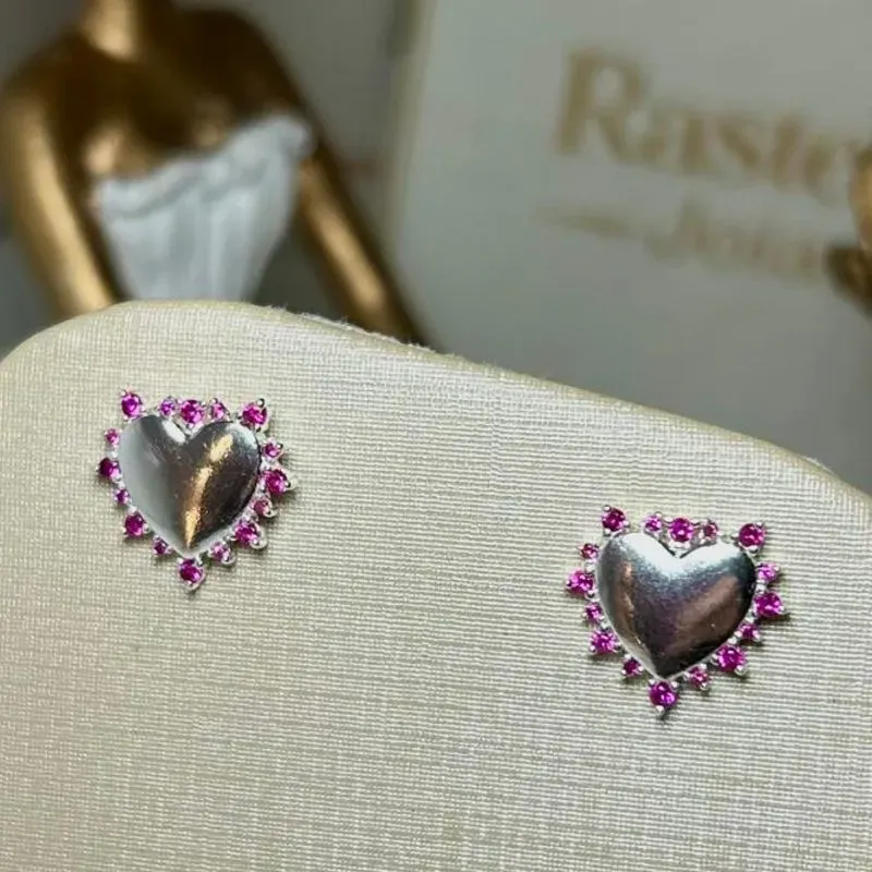 Brinco De Coração Com Pedras Rosas