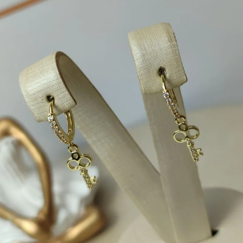 Argola Chave Cravejada Banhada a Ouro