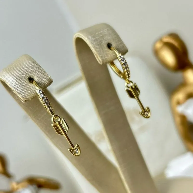 Argola flecha Cravejada Banhada a Ouro