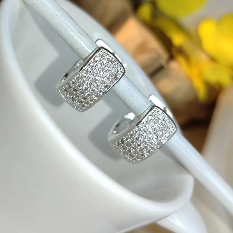 Argola Cravejado Curvado Banhada a Prata