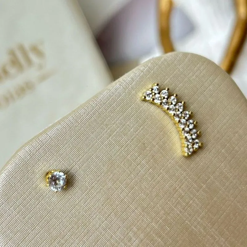 Brinco Ear Cuff Cravejado com Ponto de Luz