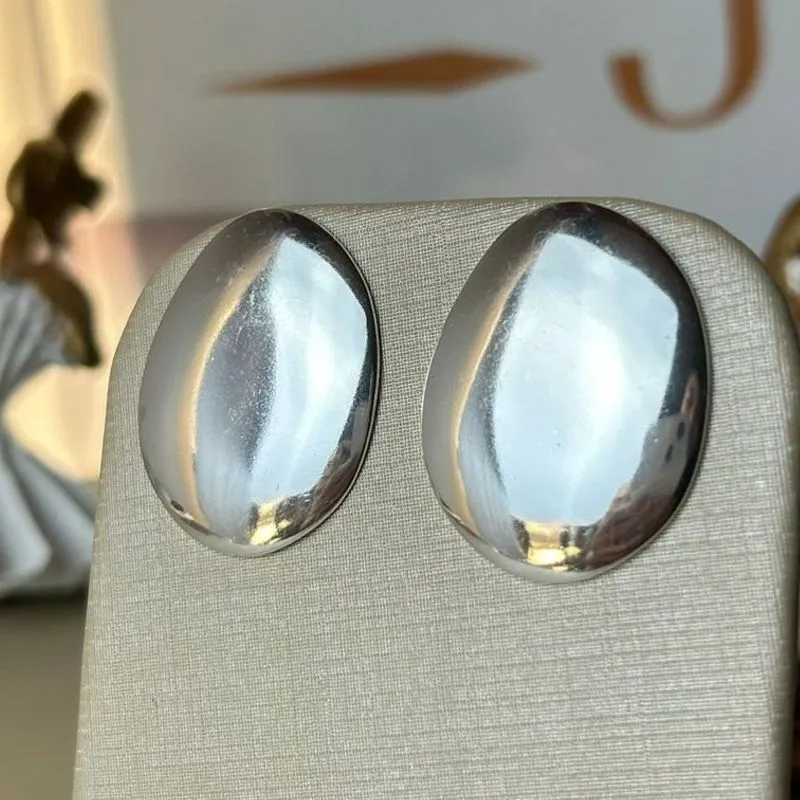 Brinco Oval Grande Liso Banhado a Prata