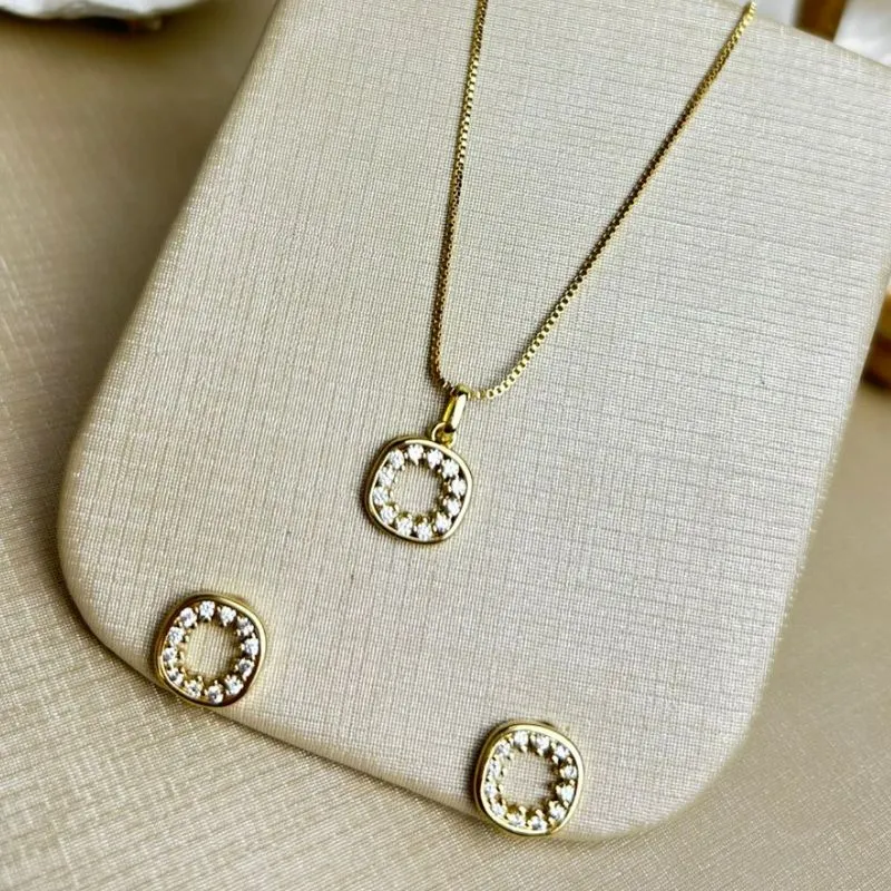 Conjunto Pequeno Quadrado Cravejado Banhado a Ouro