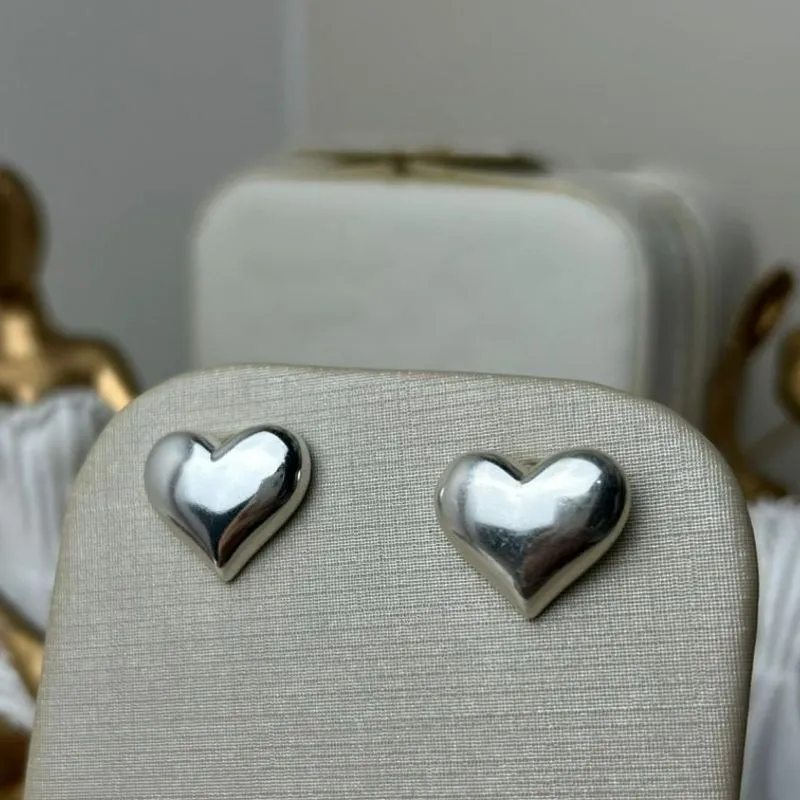 Brinco Coração Liso Banhado a Prata