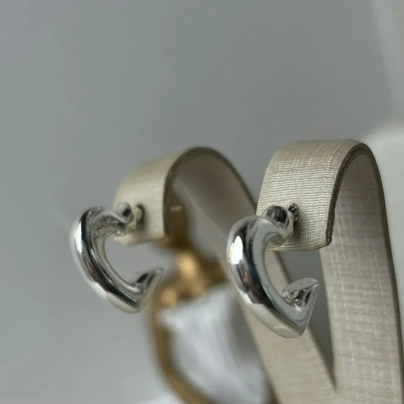 Brinco de Coração Meia Argola liso Banhado a Prata