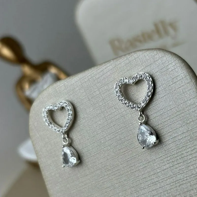 Brinco De Coração Vazado Com Gota Cravejado