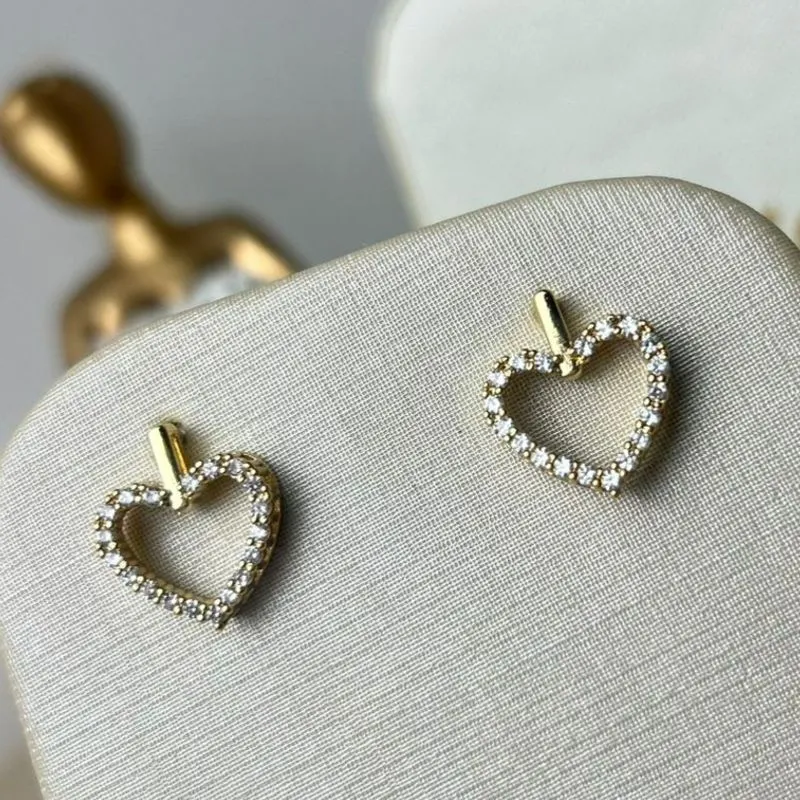 Brinco De Coração Vazado Cravejado