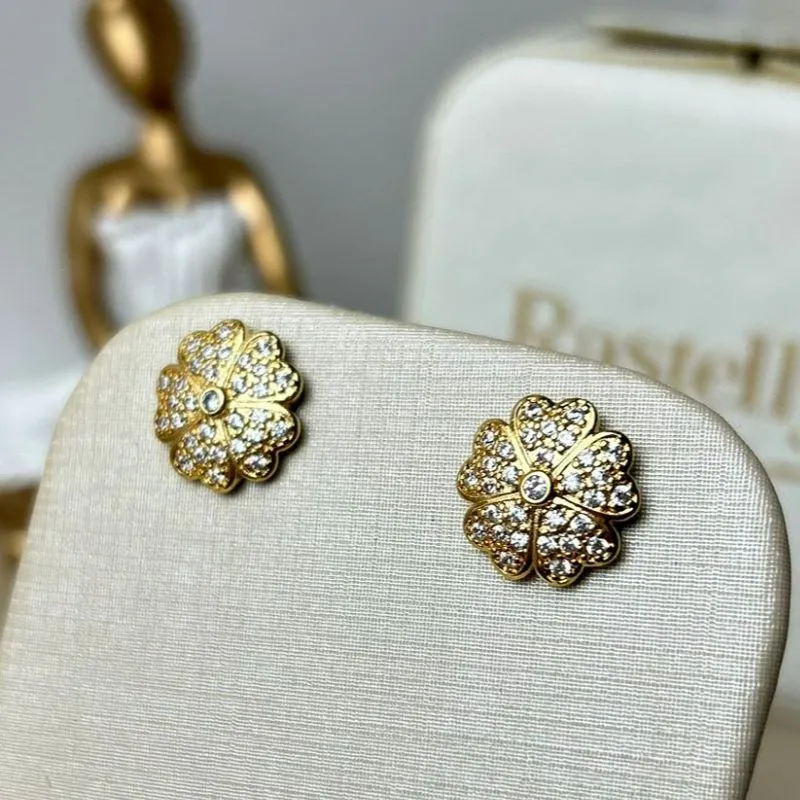 Brinco Flor Cravejada Banhado a Ouro