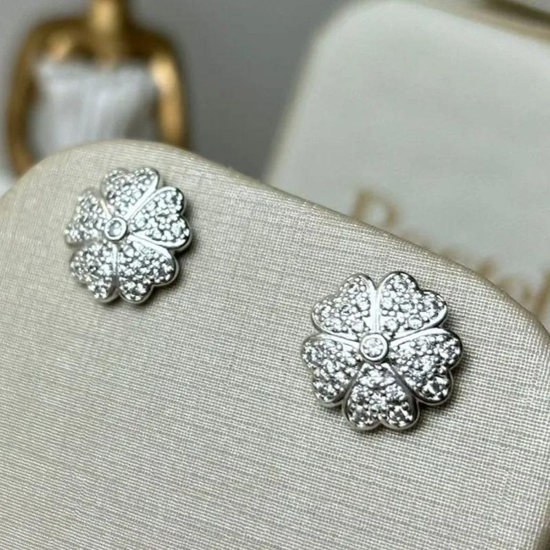 Brinco Flor Cravejada Banhado a Prata