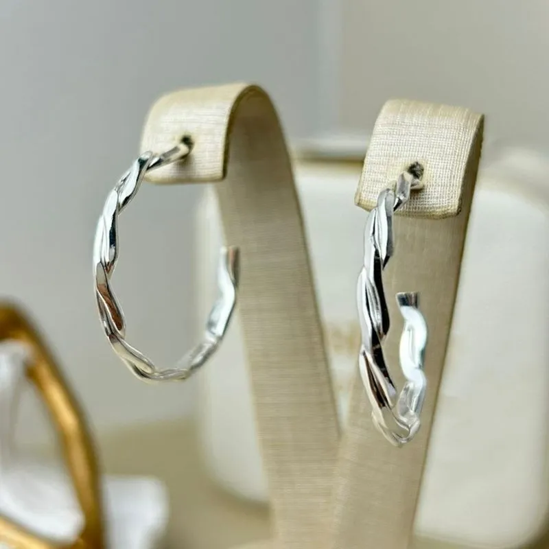 Brinco Meia Argola Trançada Banhada a Prata