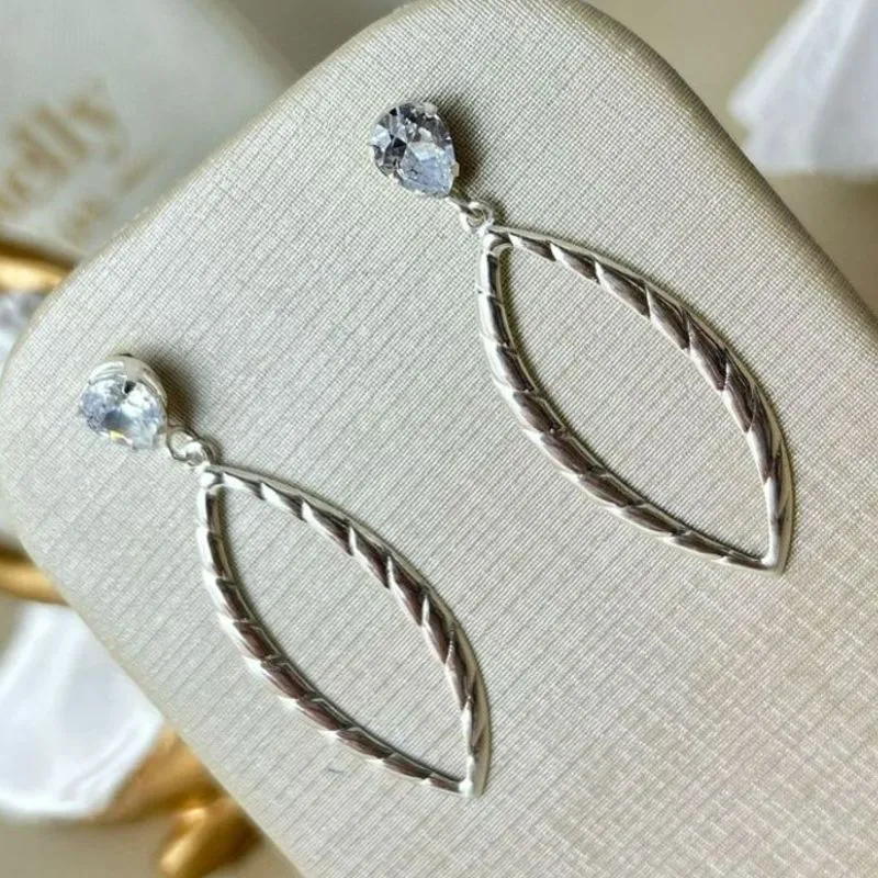 Brinco Gota com Zirconia Banhado a Prata