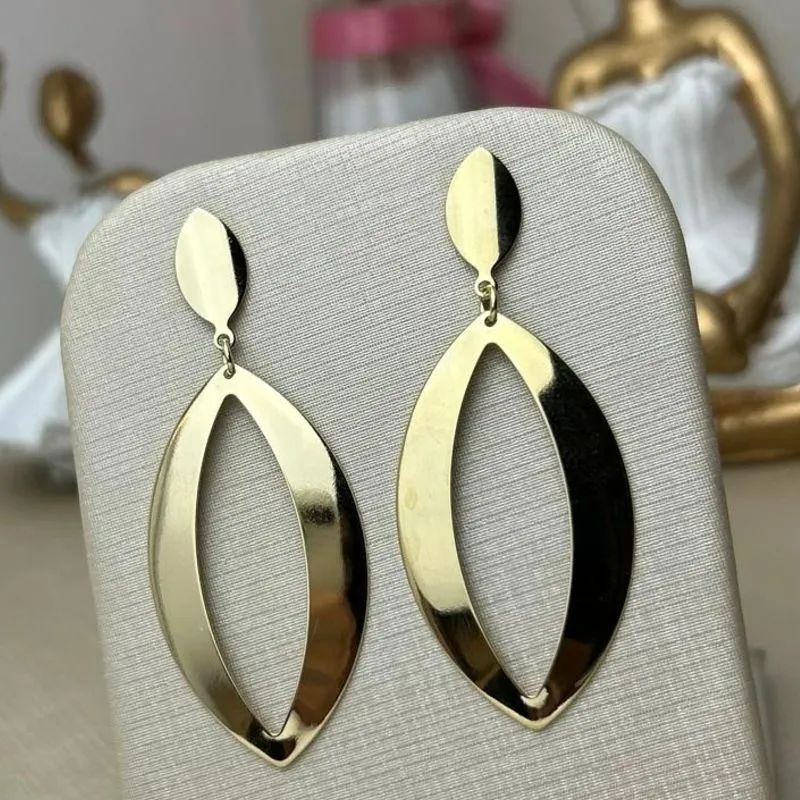 Brinco Grande Oval Liso Banhado a Ouro