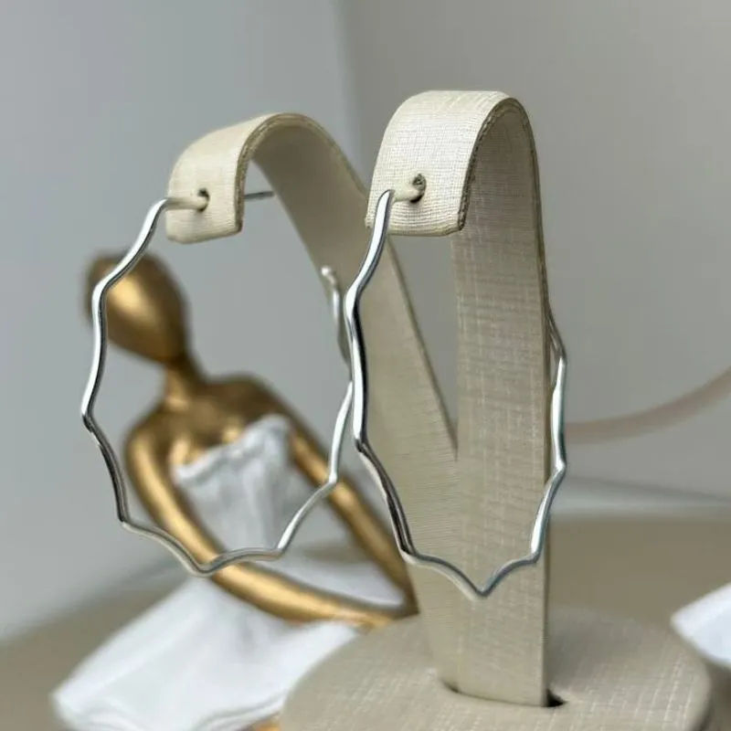 Brinco Meia Argola Ondulado Banhado a Prata